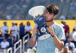 Carlos Alcaraz besa el trofeo que le acredita como campeón del Masters 1000 de Cincinnati.