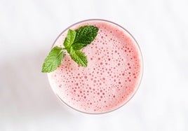 Las bebidas frías son una opción saludable para refrescarte en verano.