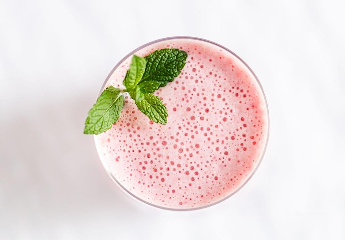 Las bebidas frías son una opción saludable para refrescarte en verano.