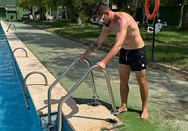 Mal estado de las escaleras de la piscina.