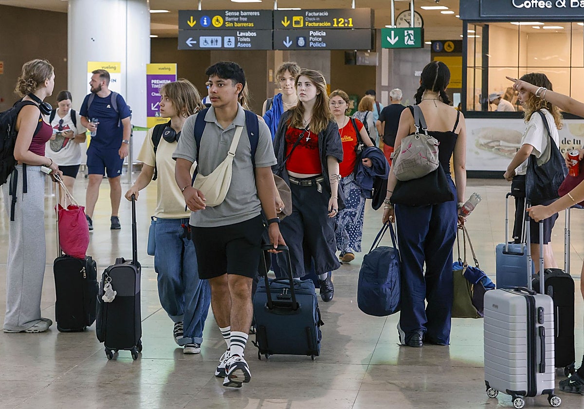 Viajeros internacionales llegan al aeropuerto de Manises.
