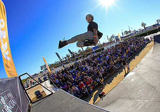 Competición de salto con patines en una edición de VESO.