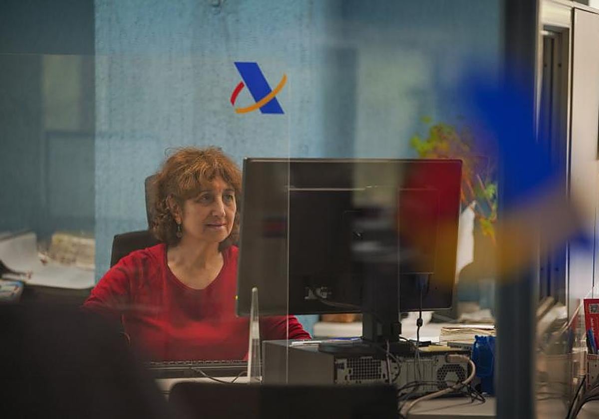 Una funcionaria de la Agencia Tributaria, en una imagen de archivo.