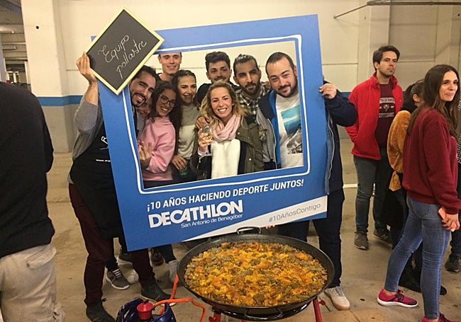 La paella como centro de la actividad.