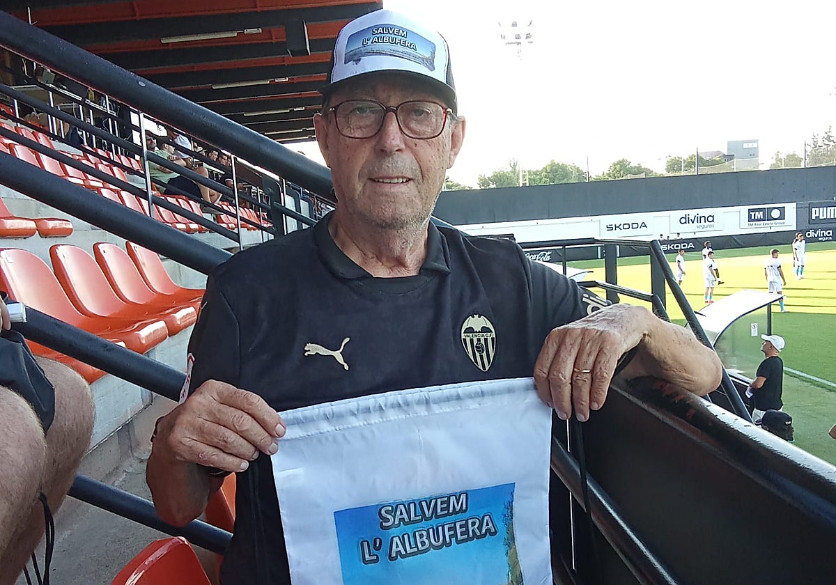 El Papi con su indumentaria «Salvem l'Albufera» en el amistoso Valencia - Castellón.