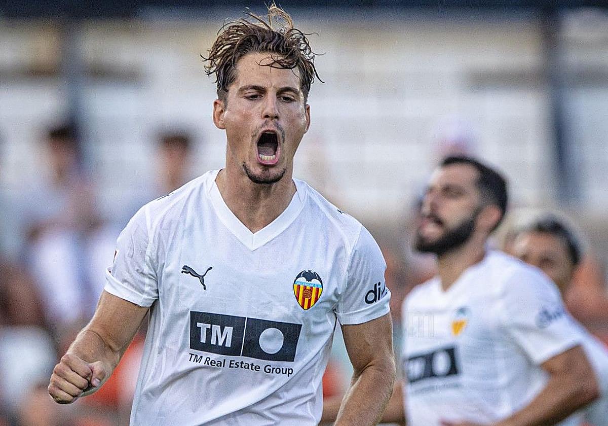 Sergi Canós, celebrando el gol que anotó en pretemporada ante el Castellón.