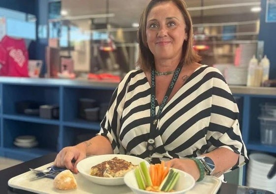 Yolanda muestra el menú que ofrece a sus empleados la empresa en la que trabaja.