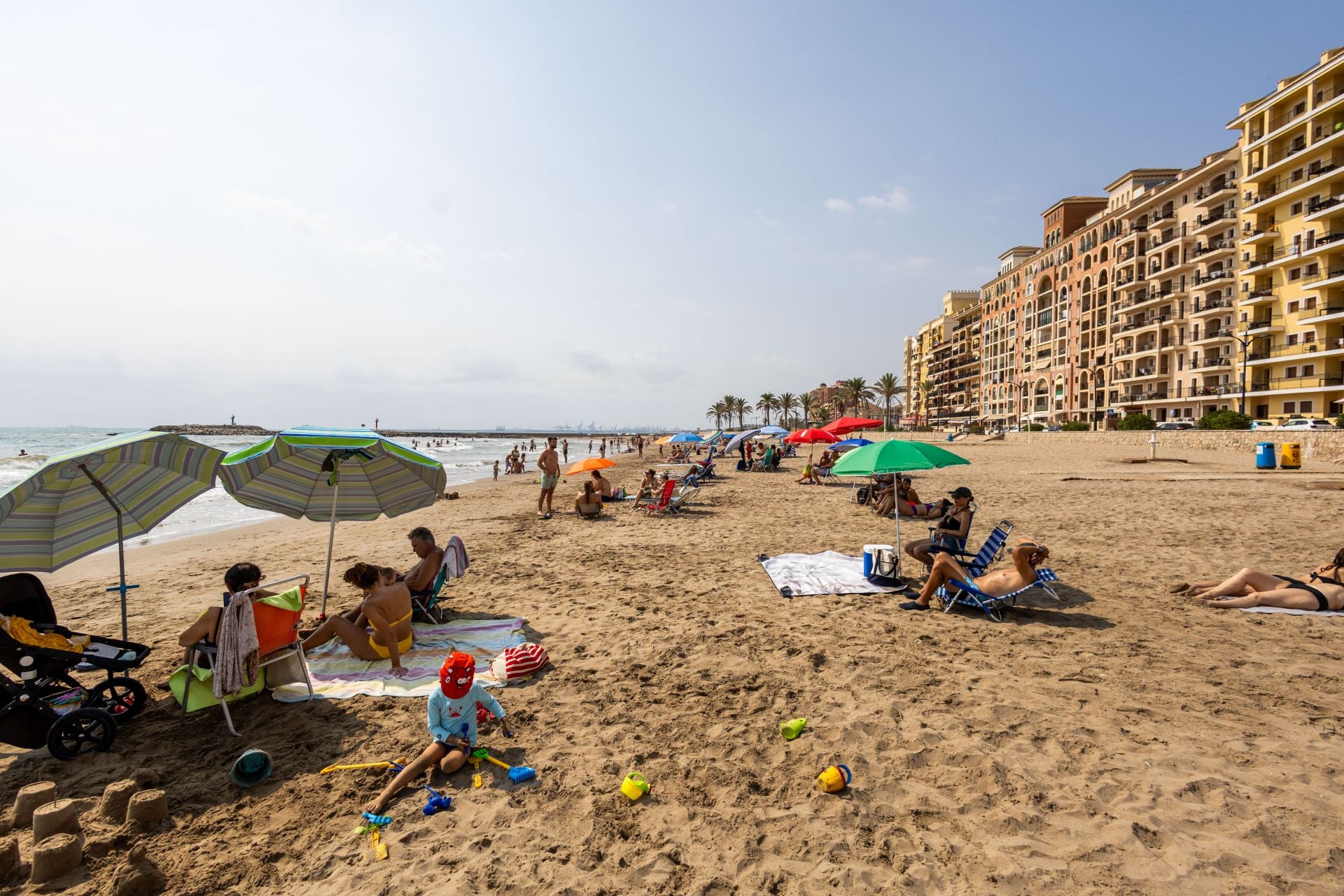 Port Saplaya, la playa contaminada y limpia al mismo tiempo