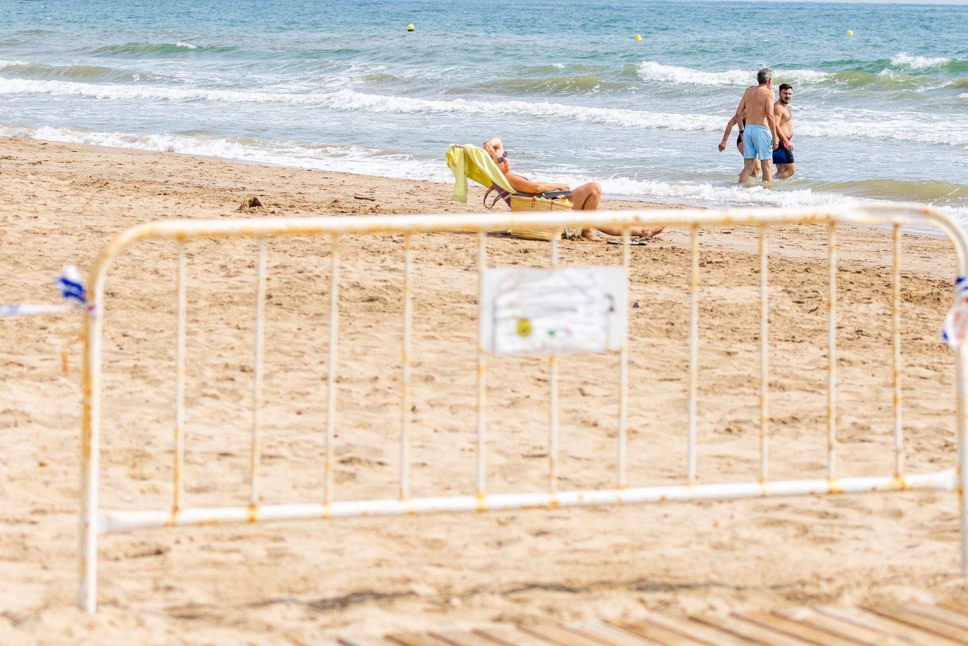 Port Saplaya, la playa contaminada y limpia al mismo tiempo