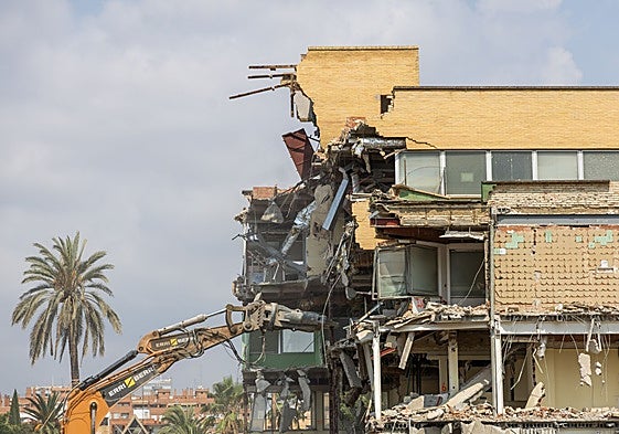 Derribo del edificio de Infantil este miércoles.