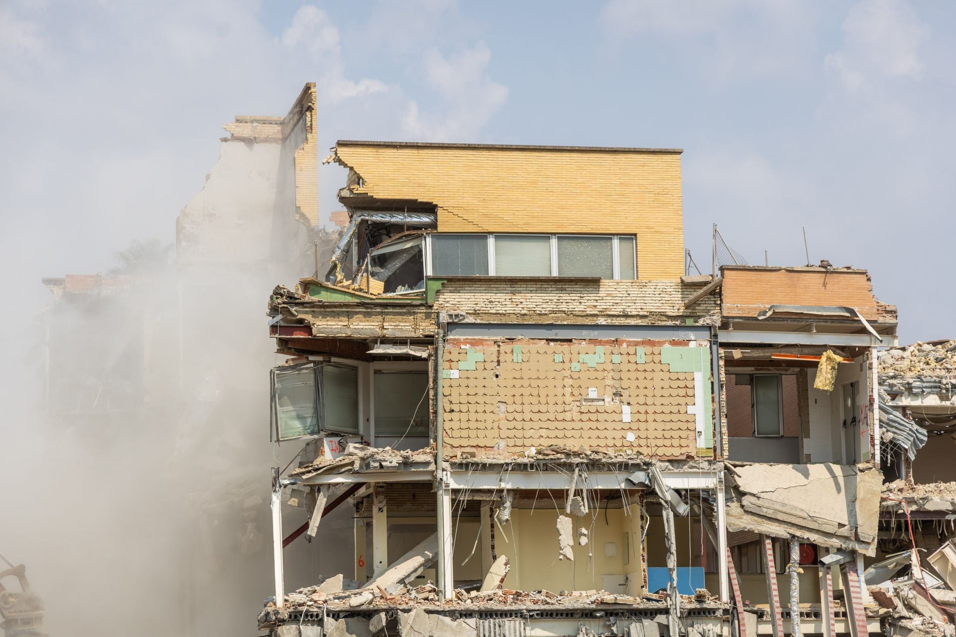 FOTOS | Derribo del edificio de maternidad de la antigua Fe