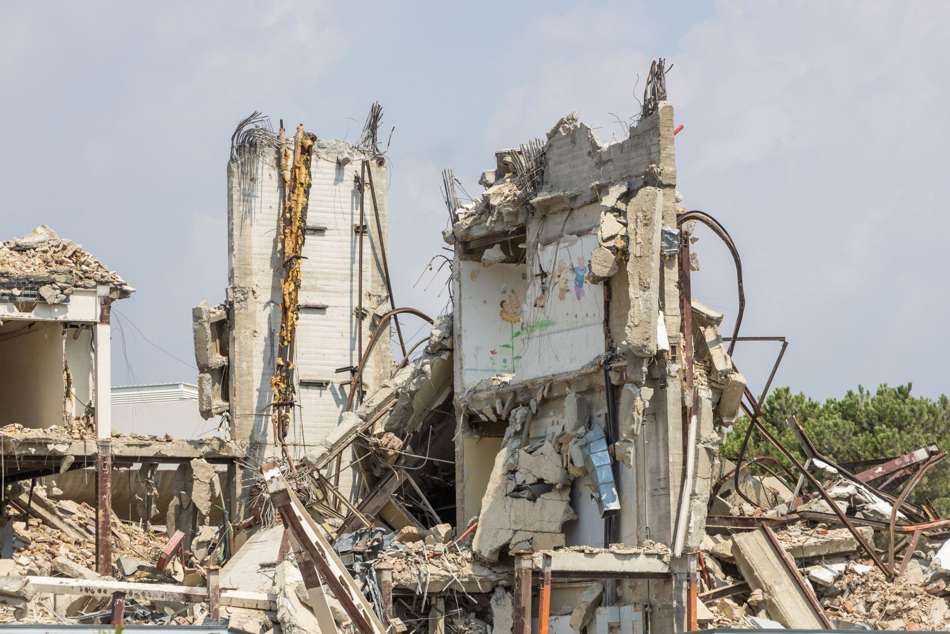 FOTOS | Derribo del edificio de maternidad de la antigua Fe