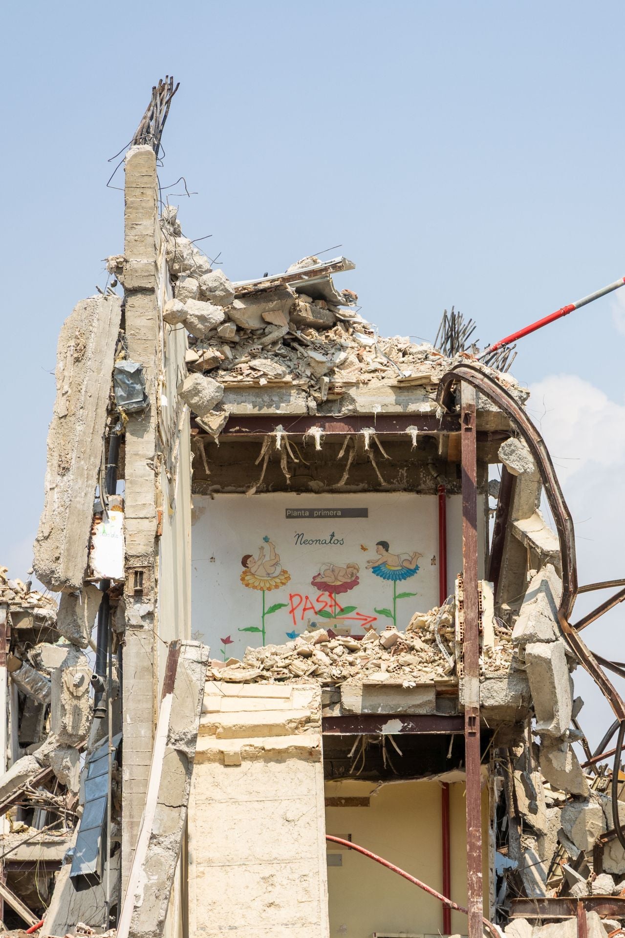 FOTOS | Derribo del edificio de maternidad de la antigua Fe