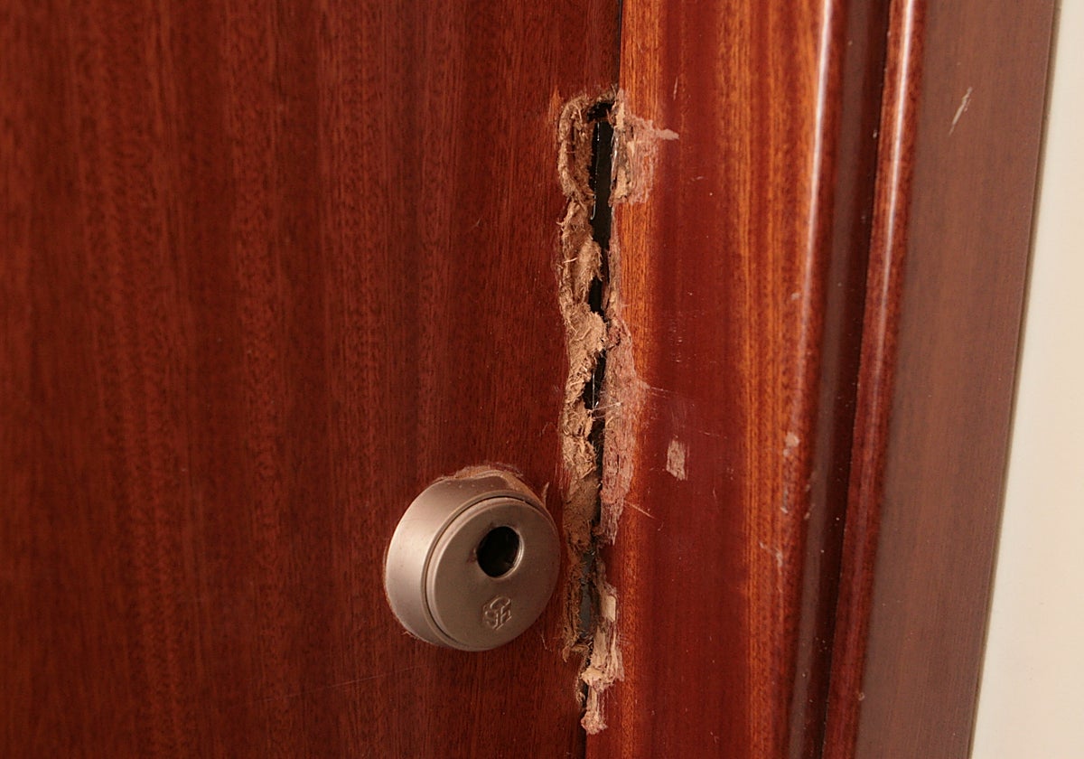 Imagen de archivo de una puerta forzada por un okupa.