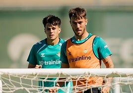 Iker Losada, con el Betis, en un entrenamiento.
