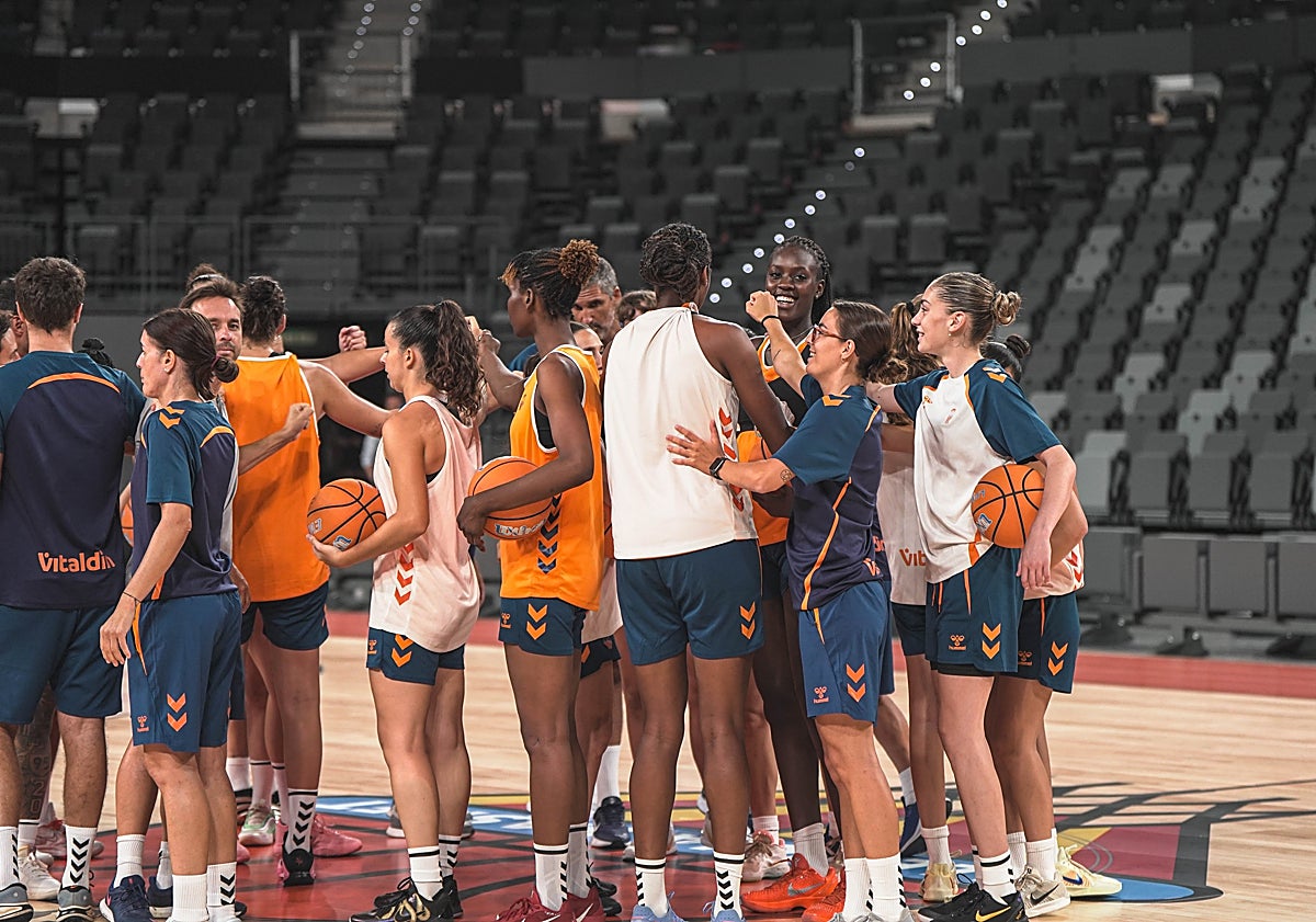 Imagen principal - Las jugadoras de Valencia Basket entrenando en el Roig Arena. 