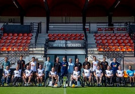 El equipo de A-Ball junto a Carlos Corberán y algunos jugadores del Valencia CF.