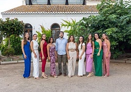 Las damas y la reina de las fiestas de Almàssera, con el alcalde, Emilio José Belencoso