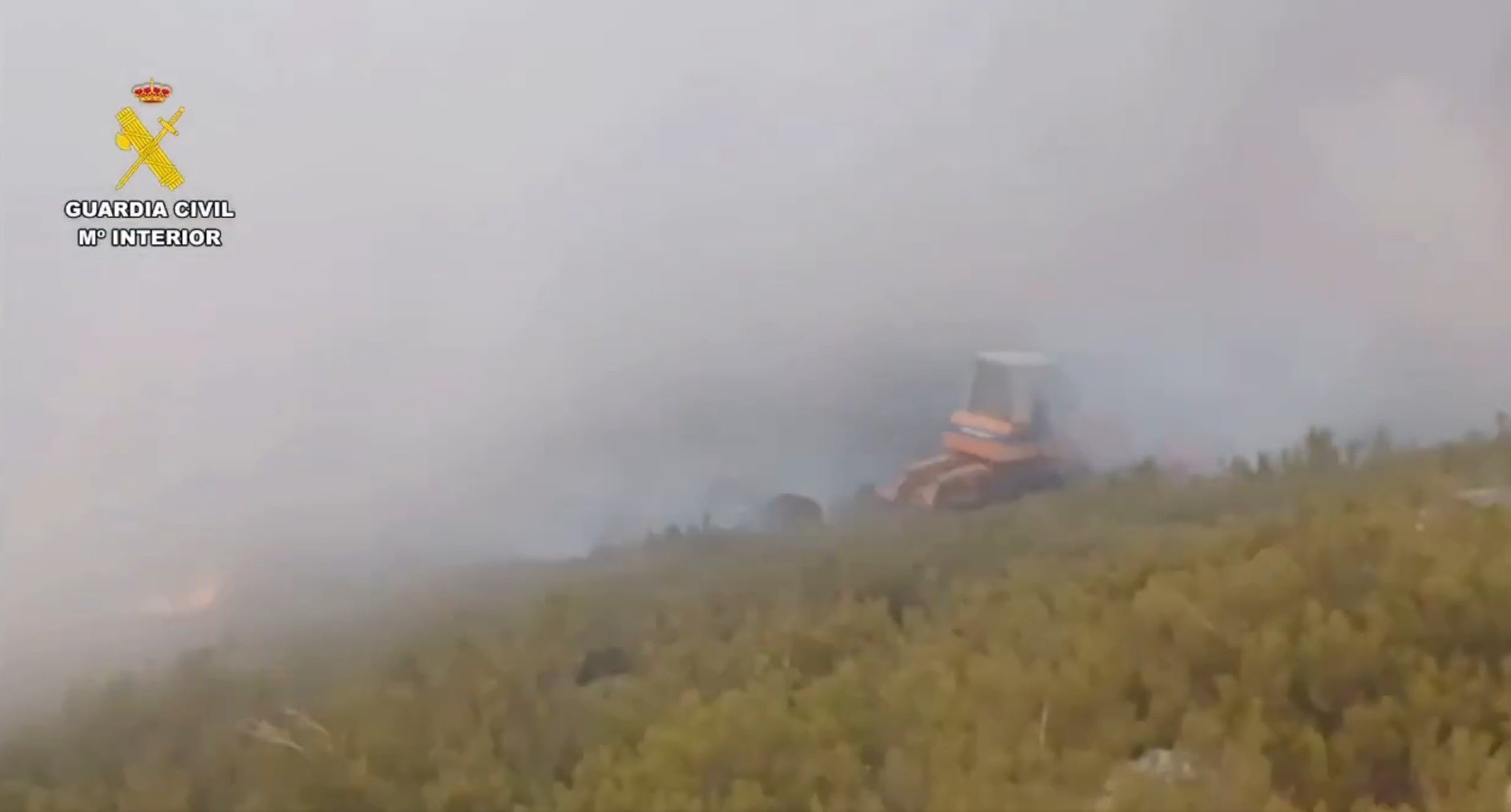 Momento en el que la descarga llega al buldócer y apaga las llamas.