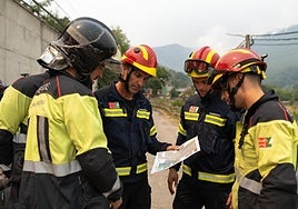 Varios bomberos colaboran en la extinción de un incendio.