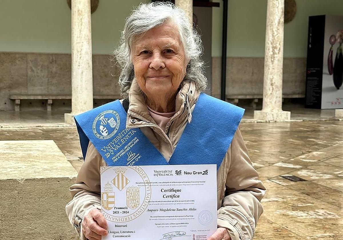 Amparo con su diploma ofrecido por la Nau Gran de València