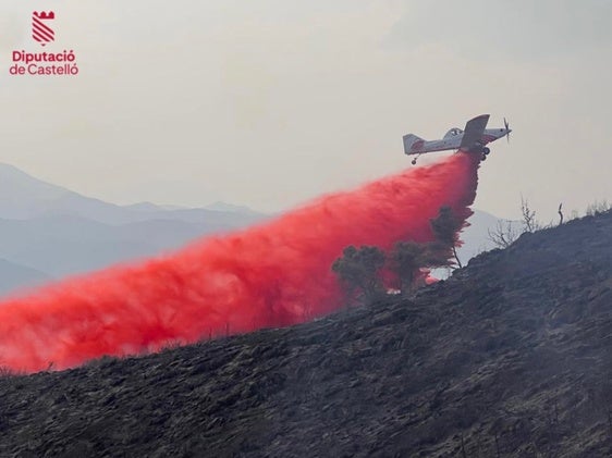 Uno de los medios aéreos que luchan contra el fuego en Artana.