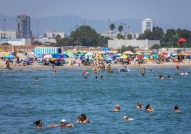 Bañistas en una playa de Valencia.
