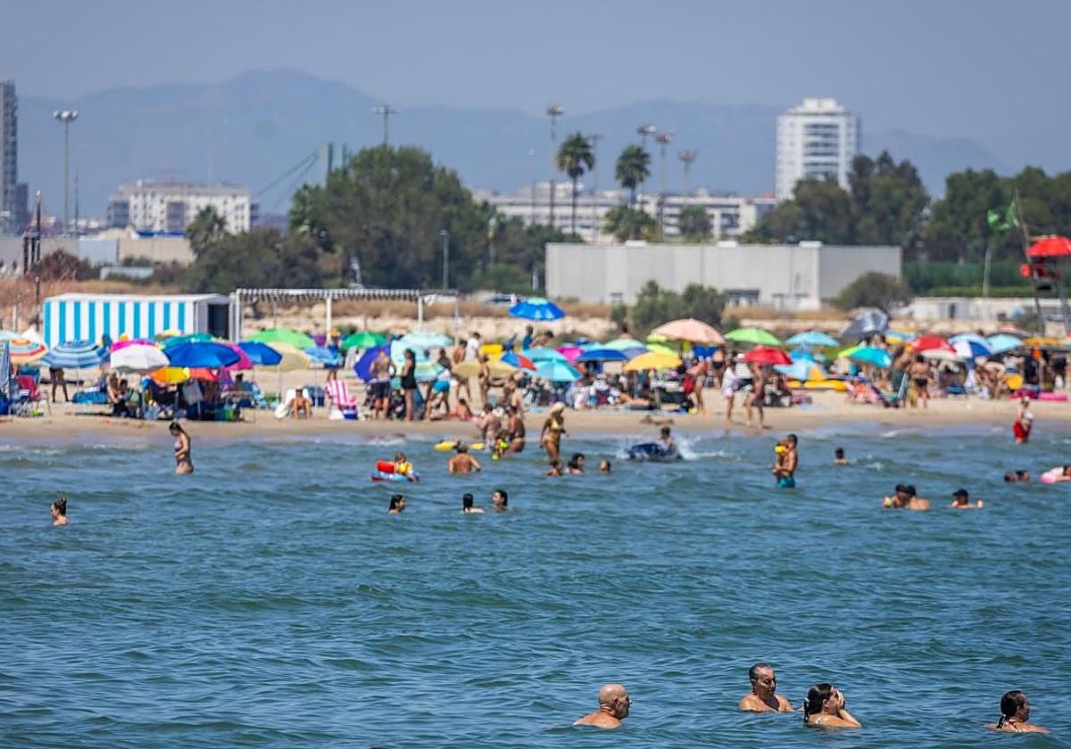 Bañistas en una playa de Valencia.