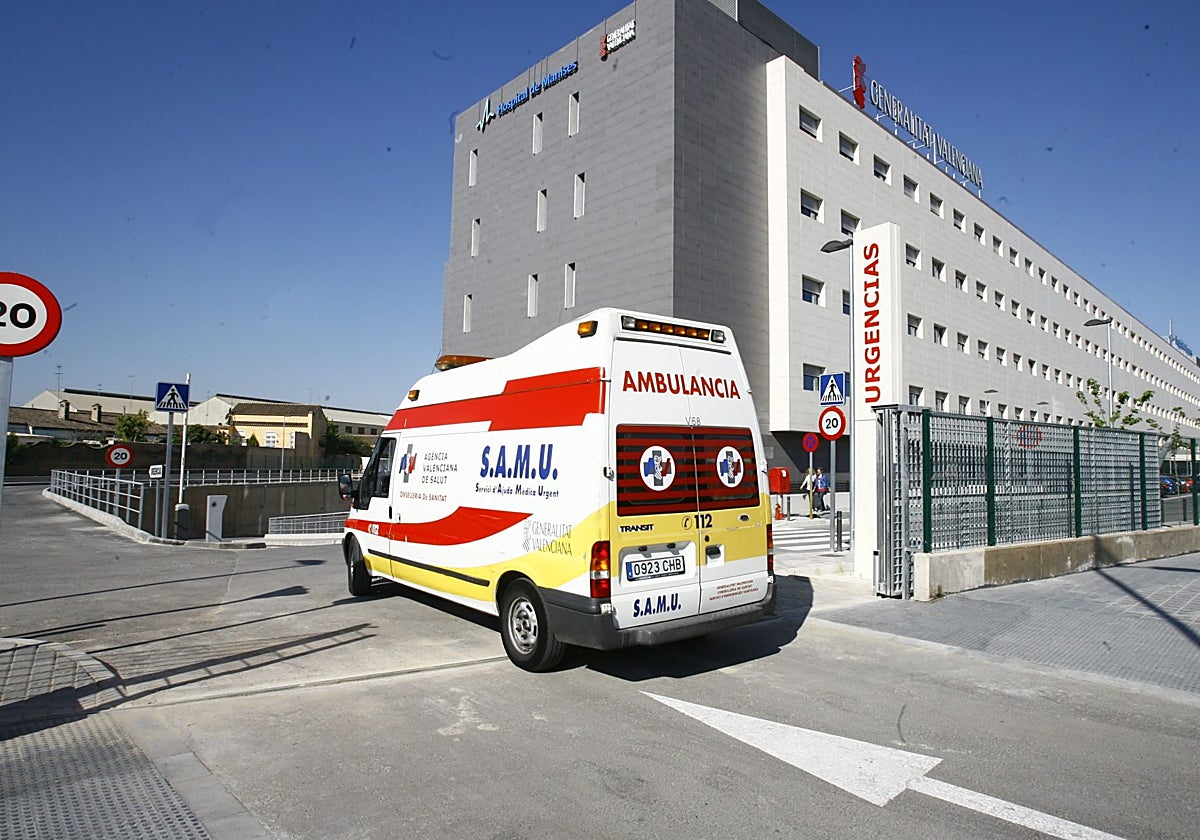 Una ambulancia junto al hospital de Manises.