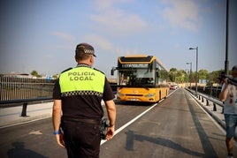 Uno de los autobuses cruza el puente.