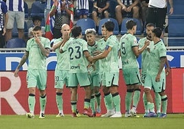 Los jugadores del Levante celebran el gol de Toljan en Mendizorroza.