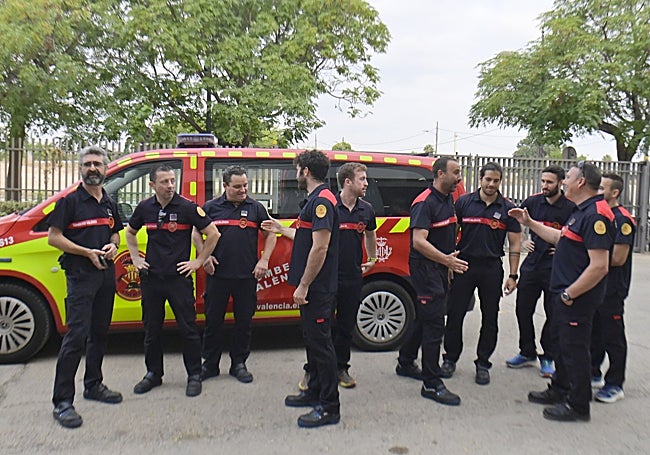 El nuevo contingente de bomberos trasladado a León, este jueves en el parque de Campanar.
