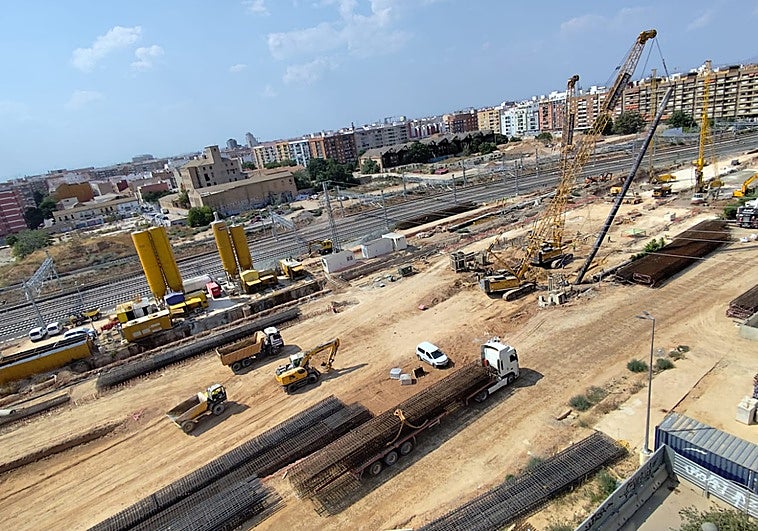 La obras en las vías de tren desde una finca cercana