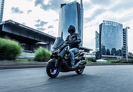 Imagen promocional de la Yamaha NMax 125.