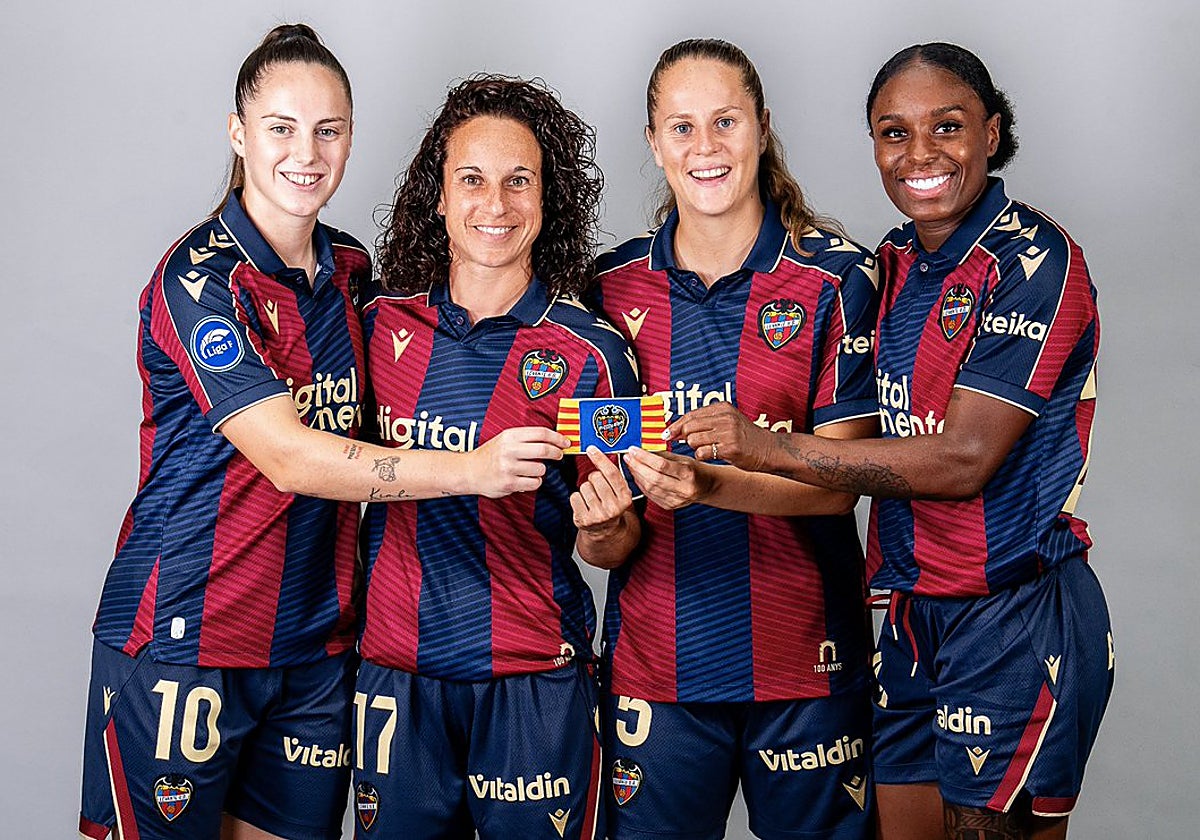 Alharilla, Érika González, Ivonne Chacón y Eva Alonso posando con el brazalete.