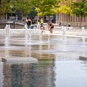 Un grupo de personas se bañan en la zona de chorros del Parque Central.