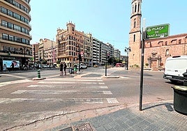 Isleta que quedará asimilada por la acera después de la reforma.