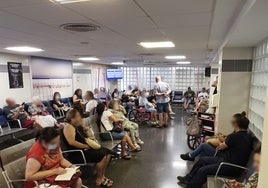 Numerosos pacientes en la sala de espera de Urgencias del Arnau.