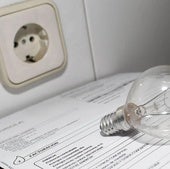Factura de la luz junto a una bombilla.