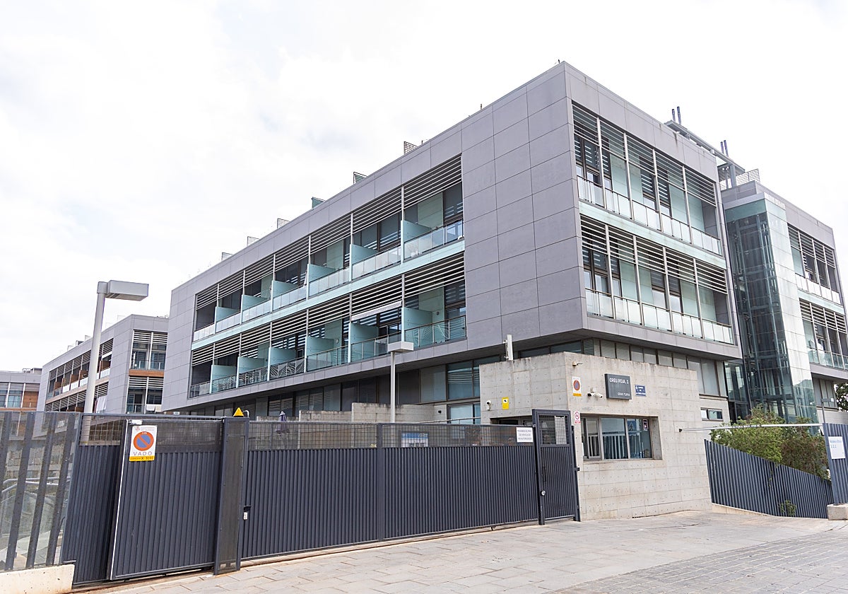 Uno de los edificios con conserjería en el complejo Ciudad Ros Casares.