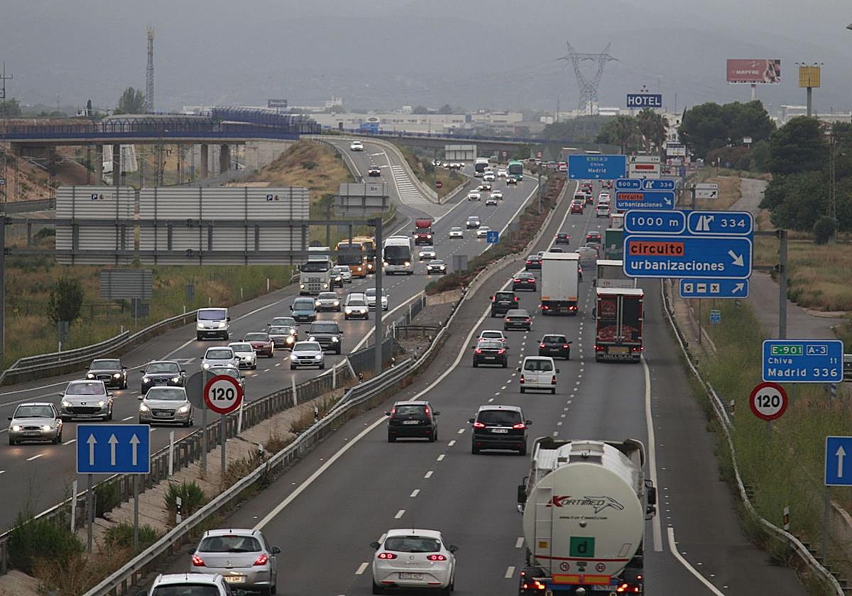 Circulación de vehículos por un tramo de la A-3.