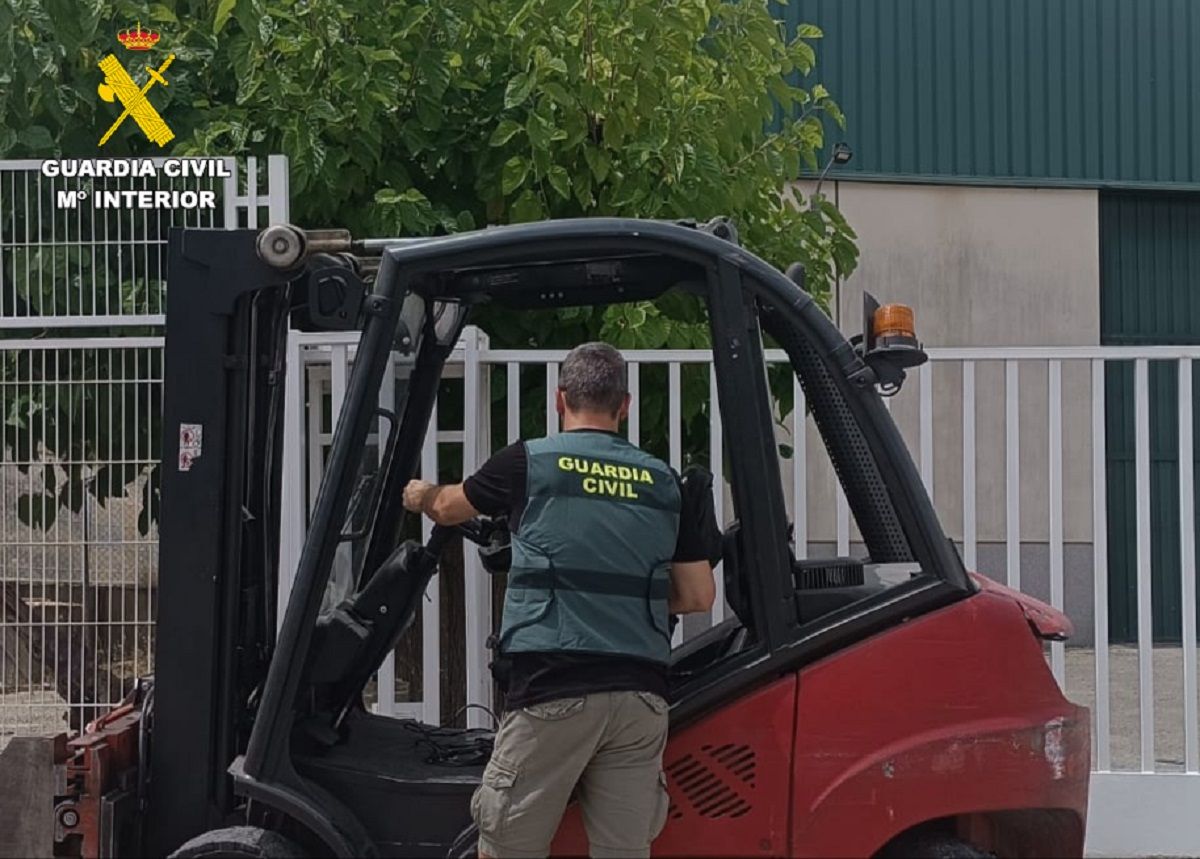 Un agente de la Benérita junto a una de las carretillas recuperadas.
