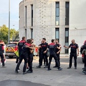 Los once bomberos que han vuelto de León en el Parque Norte.