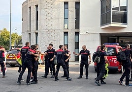 Los once bomberos que han vuelto de León en el Parque Norte.