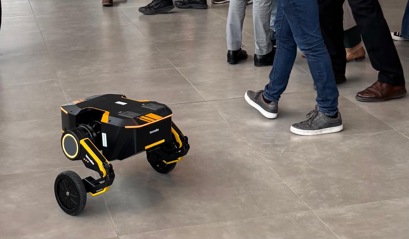 Unos los robots que participaron en los ARME Awards.