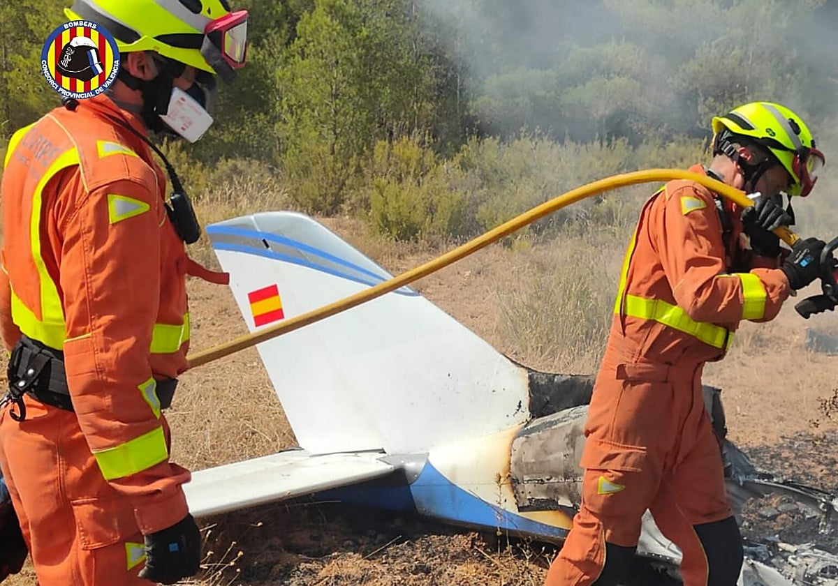Bomberos del Consorcio Provincial de Valencia durante el incendio de una avioneta estrellada por accidente en Requena.