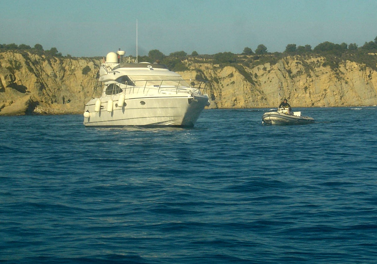 Dos embarcaciones navegan junto al litoral de Xàbia, en una imagen de archivo.