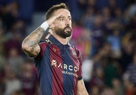 José Luis Morales, con su clásica celebración, tras marcar de penalti ante el Barcelona en el Ciutat de València.
