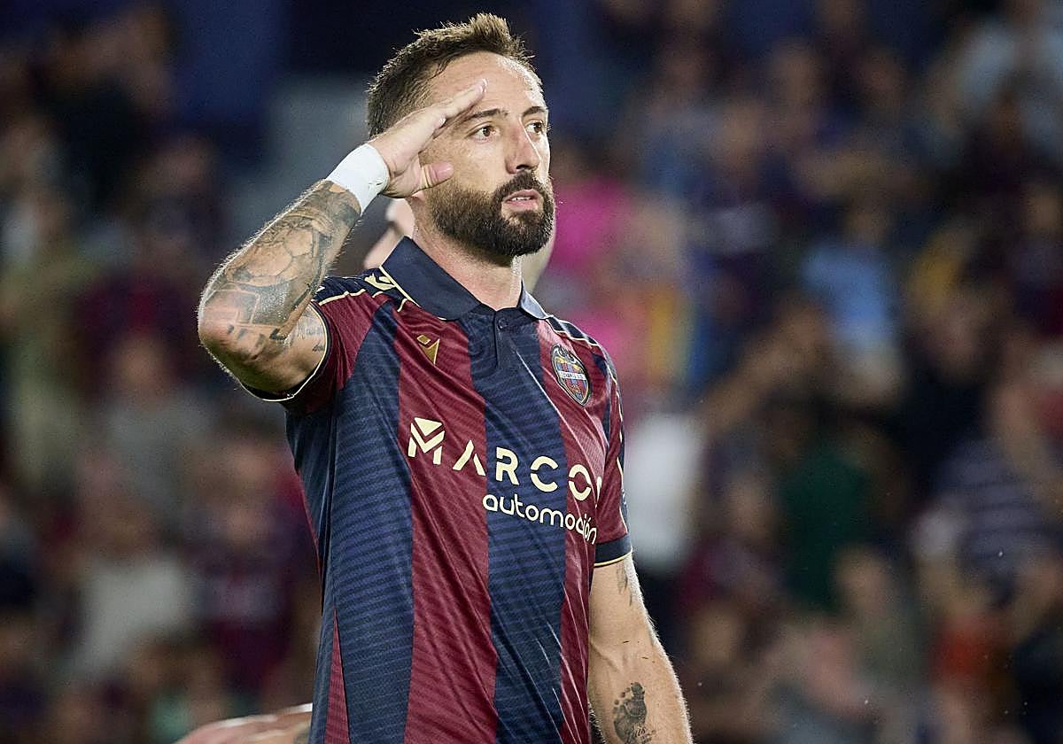 José Luis Morales, con su clásica celebración, tras marcar de penalti ante el Barcelona en el Ciutat de València.