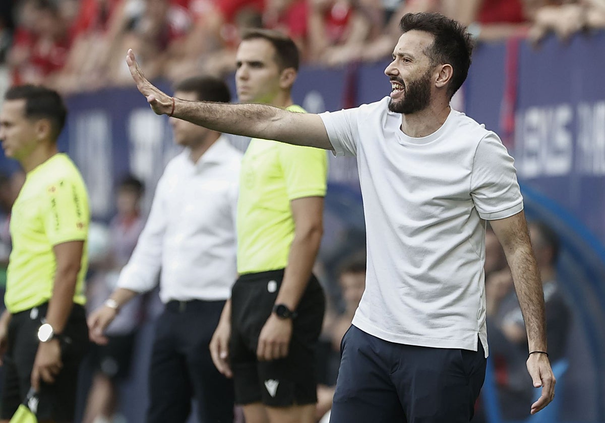 Carlos Corberán da indicaciones a sus jugadores en El Sadar.